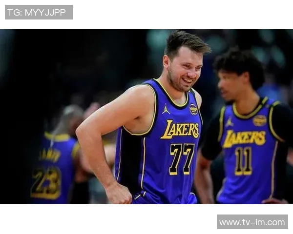 里夫斯分析詹姆斯如何利用东契奇被包夹后的4打3优势进行进攻